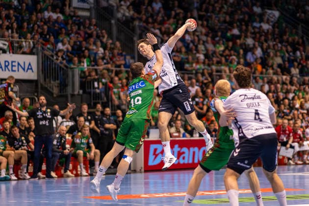 Deutschland: HBL DAIKIN Handball Bundesliga 2025 - 2026, 30. Spieltag - SC Magdeburg vs SG Flensburg Handewitt - GETEC Arena (Magdeburg): Niclas Kirkelokke (SG Flensburg-Handewitt, 5) am Ball Copyright: xTomxLauruschkatx