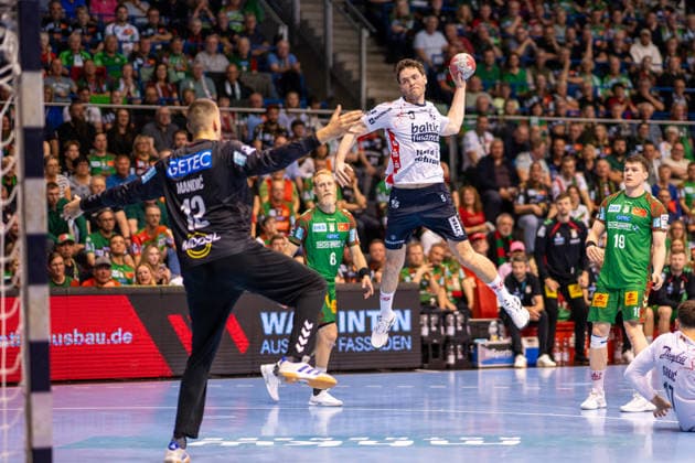 Deutschland: HBL DAIKIN Handball Bundesliga 2025 - 2026, 30. Spieltag - SC Magdeburg vs SG Flensburg Handewitt - GETEC Arena (Magdeburg): Niclas Kirkelokke (SG Flensburg-Handewitt, 5) am Ball Copyright: xTomxLauruschkatx