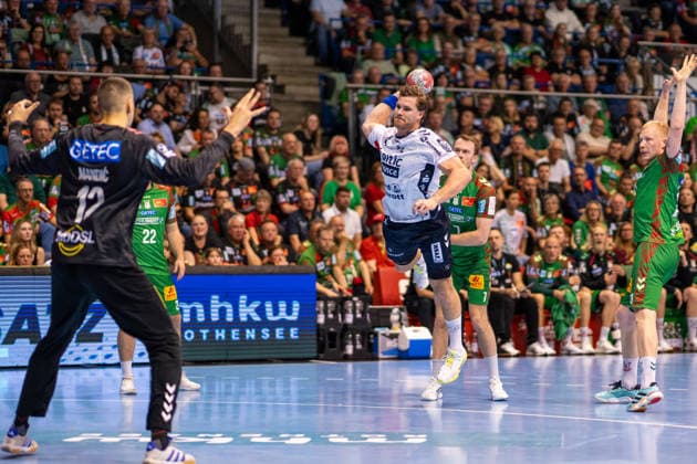 Deutschland: HBL DAIKIN Handball Bundesliga 2025 - 2026, 30. Spieltag - SC Magdeburg vs SG Flensburg Handewitt - GETEC Arena (Magdeburg): Johannes Golla (SG Flensburg-Handewitt, 4) am Ball Copyright: xTomxLauruschkatx