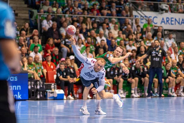 Deutschland: HBL DAIKIN Handball Bundesliga 2025 - 2026, 30. Spieltag - SC Magdeburg vs SG Flensburg Handewitt - GETEC Arena (Magdeburg): Simon Pytlick (SG Flensburg-Handewitt, 2) am Ball Copyright: xTomxLauruschkatx