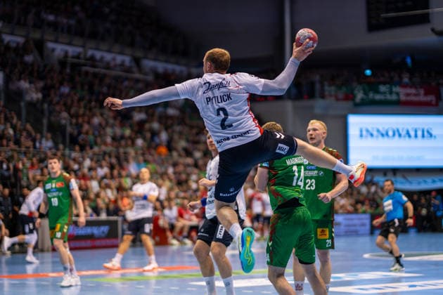 Deutschland: HBL DAIKIN Handball Bundesliga 2025 - 2026, 30. Spieltag - SC Magdeburg vs SG Flensburg Handewitt - GETEC Arena (Magdeburg): Simon Pytlick (SG Flensburg-Handewitt, 2) am Ball Copyright: xTomxLauruschkatx