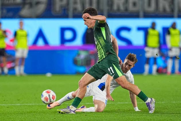 21.05.2026, xydrx, Herren, Fußball, Relegation Hinspiel, 1.Bundesliga, VfL Wolfsburg - SC Paderborn 07, Saison 2025 2026, Volkswagen Arena: Nick Baetzner (SC Paderborn, 9) im Zweikampf gegen Joakim Maehle (VfL Wolfsburg, 21) DFB regulations prohibit any use of photographs as image sequences and or quasi-video. Copyright: HMBxMedia YannisxDreimann