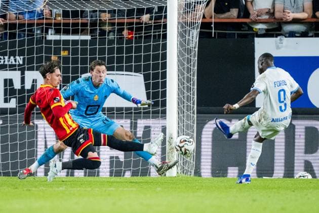 Mechelen s Jose Marsa, Mechelen s goalkeeper Ortwin De Wolf and Club s Carlos Forbs fight for the ball during a soccer match between KV Mechelen and Club Brugge KV, Thursday 21 May 2026 in Mechelen, on the ninth day of the Champion s Play-offs of the 2025-2026 Jupiler Pro League first division of the Belgian championship. JASPERxJACOBS  x174674771x