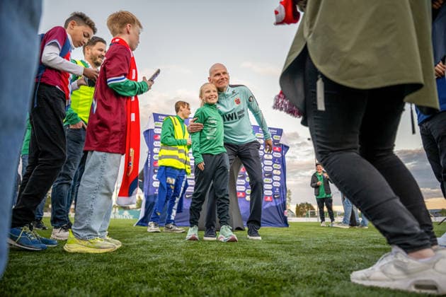 260521 Head coach Stale Solbakken of the Norwegian national football team with fans after a presentation of the squad selection ahead of the FIFA World Cup, WM, Weltmeisterschaft, Fussball on May 21, 2026 in Grue. Photo: Vegard Grott BILDBYRAN kod VG VG0924 bbeng fotball fotboll football soccer norge norway press conference, PK, Pressekonferenz pressekonferanse fifa world cup fotball vm vm 2026 uttak kirkenaer publik Copyright: VEGARDxGRoTT BB260521VG019