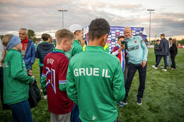 260521 Head coach Stale Solbakken of the Norwegian national football team with fans after a presentation of the squad selection ahead of the FIFA World Cup, WM, Weltmeisterschaft, Fussball on May 21, 2026 in Grue. Photo: Vegard Grott BILDBYRAN kod VG VG0924 bbeng fotball fotboll football soccer norge norway press conference, PK, Pressekonferenz pressekonferanse fifa world cup fotball vm vm 2026 uttak kirkenaer publik Copyright: VEGARDxGRoTT BB260521VG021