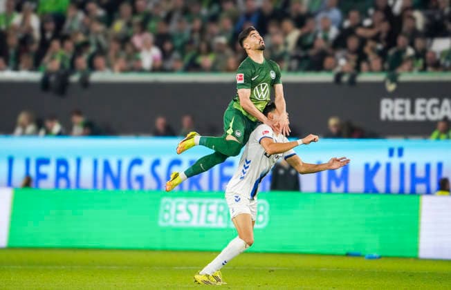 Deutschland: Relegation Bundesliga 2025 2026, Spiele Do, 21.05.2026 - VfL Wolfsburg vs SC Paderborn 07 - Volkswagen Arena (Wolfsburg): im Zweikampf Mohamed Amoura (VfL Wolfsburg, 9) Santiago Castaneda (SC Paderborn 07, 5) Wolfsburg Copyright: xAymanxAlahmedx