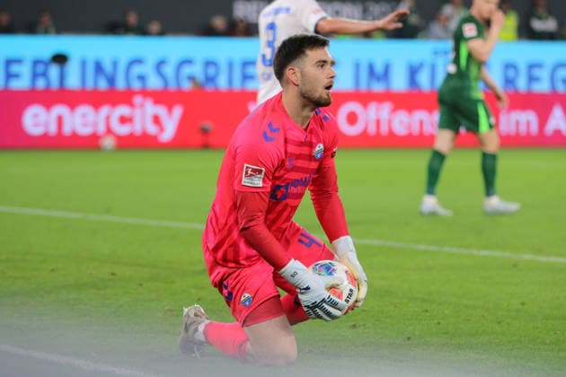 21.05.2026 Fußball Herren 2025 2026 Bundesliga Relegation Hinspiel VfL Wolfsburg - SC Paderborn Volkswagen Arena Wolfsburg Dennis Seimen (Paderborn, 41, rot) mit einem Ball in seinen Händen. Wolfsburg Niedersachen Deutschland