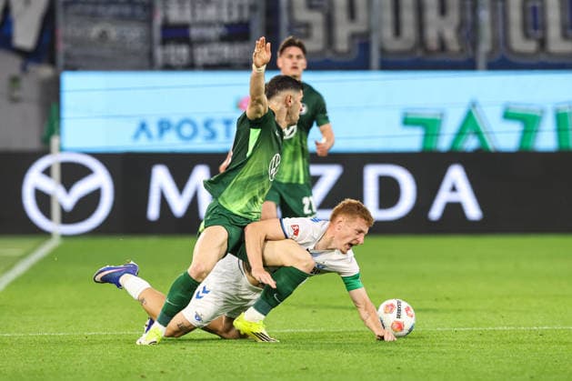 Laurin Curda (SC Paderborn,17) gegen Konstantinos Koulierakis (VfL Wolfsburg,4) - Hinspiel Relegation 2026, 1. Fussball Bundesliga Saison 2025-2026 VfL Wolfsburg vs. SC Paderborn in der Volkswagen Arena in Wolfsburg - Aktion,Fussball,Deutschland,Mann,Männer,21.05.2026