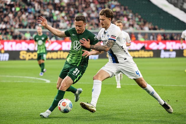 Yannick Gerhardt (VfL Wolfsburg,31) gegen Calvin Brackelmann (SC Paderborn,4) - Hinspiel Relegation 2026, 1. Fussball Bundesliga Saison 2025-2026 VfL Wolfsburg vs. SC Paderborn in der Volkswagen Arena in Wolfsburg - Aktion,Fussball,Deutschland,Mann,Männer,21.05.2026