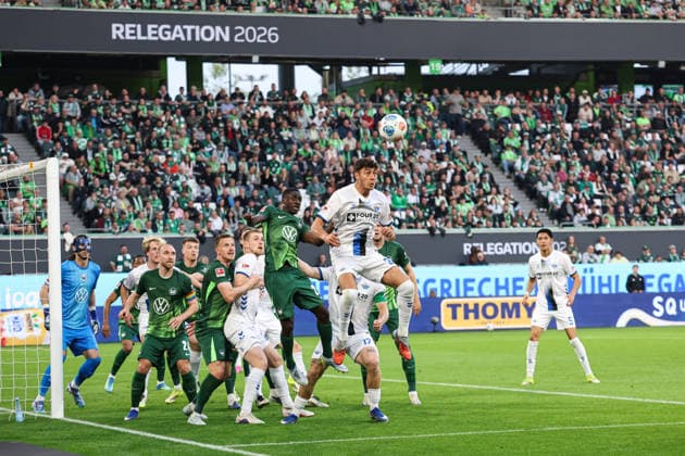 Stefano Marino (SC Paderborn,30) gegen Sael Kumbedi (VfL Wolfsburg,26) - Hinspiel Relegation 2026, 1. Fussball Bundesliga Saison 2025-2026 VfL Wolfsburg vs. SC Paderborn in der Volkswagen Arena in Wolfsburg - Aktion,Fussball,Deutschland,Mann,Männer,21.05.2026