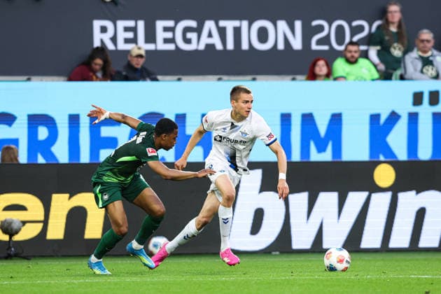 Filip Bilbija (SC Paderborn,7) gegen Jeanuel Belocian (VfL Wolfsburg,6) - Hinspiel Relegation 2026, 1. Fussball Bundesliga Saison 2025-2026 VfL Wolfsburg vs. SC Paderborn in der Volkswagen Arena in Wolfsburg - Aktion,Fussball,Deutschland,Mann,Männer,21.05.2026