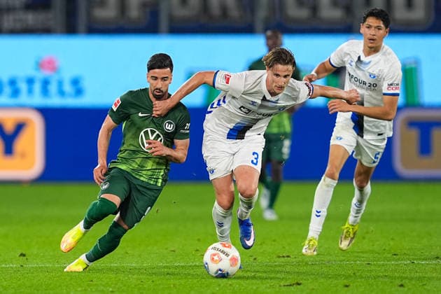 21.05.2026, xydrx, Herren, Fußball, Relegation Hinspiel, 1.Bundesliga, VfL Wolfsburg - SC Paderborn 07, Saison 2025 2026, Volkswagen Arena: Mohamed Amoura (VfL Wolfsburg, 9) im Zweikampf gegen Jonah Sticker (SC Paderborn, 3) DFB regulations prohibit any use of photographs as image sequences and or quasi-video. Copyright: HMBxMedia YannisxDreimann