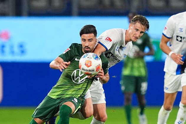 21.05.2026, xydrx, Herren, Fußball, Relegation Hinspiel, 1.Bundesliga, VfL Wolfsburg - SC Paderborn 07, Saison 2025 2026, Volkswagen Arena: Mohamed Amoura (VfL Wolfsburg, 9) im Zweikampf gegen Jonah Sticker (SC Paderborn, 3) DFB regulations prohibit any use of photographs as image sequences and or quasi-video. Copyright: HMBxMedia YannisxDreimann