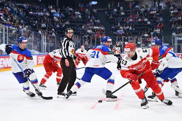 L-R front Sebastian Cederle of Slovakia and Patrick Russell of Denmark in action during the 2026 IIHF World Championship, WM, Weltmeisterschaft Group B, match Slovakia vs Denmark, Fribourg, Switzerland, on May 21, 2026. (CTKxPhoto RadekxPetrasek) CTKPhotoP2026052109198  CTKPhotoP2026052109198