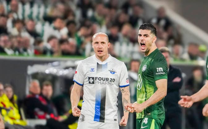 Deutschland: Relegation Bundesliga 2025 2026, Spiele Do, 21.05.2026 - VfL Wolfsburg vs SC Paderborn 07 - Volkswagen Arena (Wolfsburg): Mimik, Gesichtsausdruck, Emotion Konstantinos Koulierakis (VfL Wolfsburg, 4) Wolfsburg *** Germany Relegation Bundesliga 2025 2026, Matches Thu, 21 05 2026 VfL Wolfsburg vs SC Paderborn 07 Volkswagen Arena Wolfsburg Mimic, facial expression, emotion Konstantinos Koulierakis VfL Wolfsburg, 4 Wolfsburg Copyright: xAymanxAlahmedx
