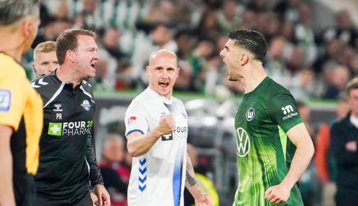 Deutschland: Relegation Bundesliga 2025 2026, Spiele Do, 21.05.2026 - VfL Wolfsburg vs SC Paderborn 07 - Volkswagen Arena (Wolfsburg): Mimik, Gesichtsausdruck, Emotion Konstantinos Koulierakis (VfL Wolfsburg, 4) Wolfsburg Copyright: xAymanxAlahmedx