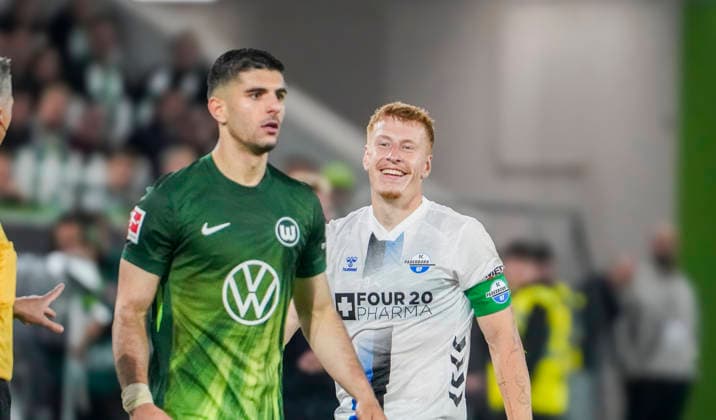 Deutschland: Relegation Bundesliga 2025 2026, Spiele Do, 21.05.2026 - VfL Wolfsburg vs SC Paderborn 07 - Volkswagen Arena (Wolfsburg): Mimik, Gesichtsausdruck, Emotion Laurin Curda (SC Paderborn 07, 17) Konstantinos Koulierakis (VfL Wolfsburg, 4) Wolfsburg *** Germany Relegation Bundesliga 2025 2026, Matches Thu, 21 05 2026 VfL Wolfsburg vs SC Paderborn 07 Volkswagen Arena Wolfsburg Mimic, facial expression, emotion Laurin Curda SC Paderborn 07, 17 Konstantinos Koulierakis VfL Wolfsburg, 4 Wolfsburg Copyright: xAymanxAlahmedx