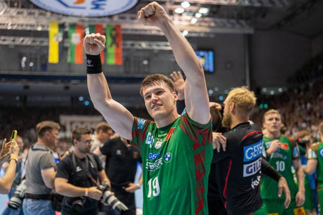 Deutschland: HBL DAIKIN Handball Bundesliga 2025 - 2026, 30. Spieltag - SC Magdeburg vs SG Flensburg Handewitt - GETEC Arena (Magdeburg): Elvar Örn Jonsson (SC Magdeburg, 19) Deutscher Meister Meisterfeier Jubel Freude Emotionen nach dem Spiel Copyright: xTomxLauruschkatx