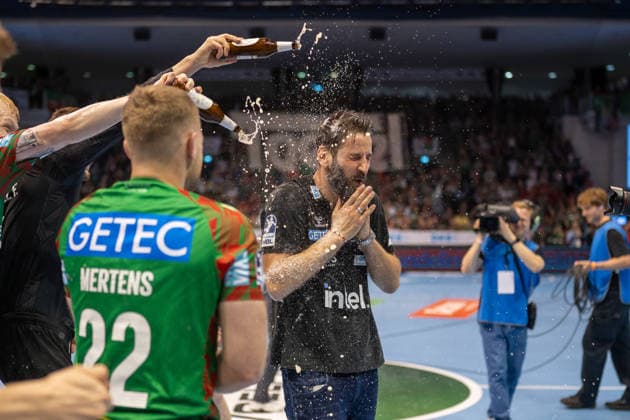 Deutschland: HBL DAIKIN Handball Bundesliga 2025 - 2026, 30. Spieltag - SC Magdeburg vs SG Flensburg Handewitt - GETEC Arena (Magdeburg): Bennet Wiegert (Trainer, SC Magdeburg) Bierdusche Deutscher Meister Meisterfeier Jubel Freude Emotionen nach dem Spiel Copyright: xTomxLauruschkatx
