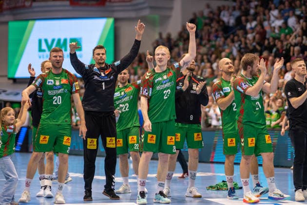 Deutschland: HBL DAIKIN Handball Bundesliga 2025 - 2026, 30. Spieltag - SC Magdeburg vs SG Flensburg Handewitt - GETEC Arena (Magdeburg): Sergey Hernandez Ferrer (SC Magdeburg, 1) Magnus Saugstrup (SC Magdeburg, 23) Philipp Weber (SC Magdeburg, 20) Deutscher Meister Meisterfeier Jubel Freude Emotionen nach dem Spiel Copyright: xTomxLauruschkatx