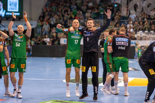Deutschland: HBL DAIKIN Handball Bundesliga 2025 - 2026, 30. Spieltag - SC Magdeburg vs SG Flensburg Handewitt - GETEC Arena (Magdeburg): Tim Hornke (SC Magdeburg, 17) Sergey Hernandez Ferrer (SC Magdeburg, 1) Deutscher Meister Meisterfeier Jubel Freude Emotionen nach dem Spiel Copyright: xTomxLauruschkatx
