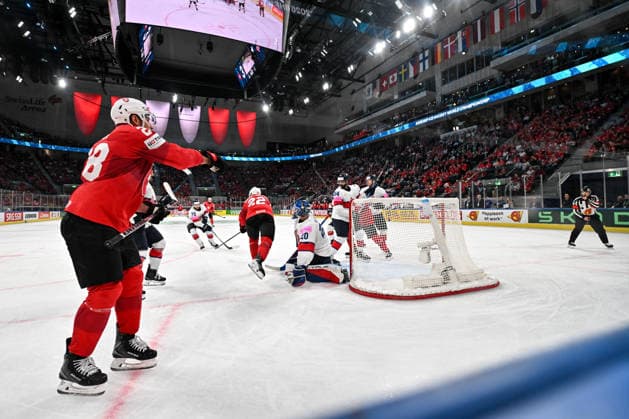 ZURICH, SWITZERLAND - MAY 21: Timo Meier of Switzerland L) thinks he scored after hitting the post during the 2026 IIHF Ice hockey, Eishockey World Championship, WM, Weltmeisterschaft Switzerland game between Switzerland and Great Britain at Swiss Life Arena on May 21, 2026 in Zurich, Zurich. Zurich Swiss Life Arena Zurich Switzerland Copyright: xJustPictures.ch AndreaxBrancax jp-en-EuSpIm-JP7_ANB_Sui_GB_21052026_0598