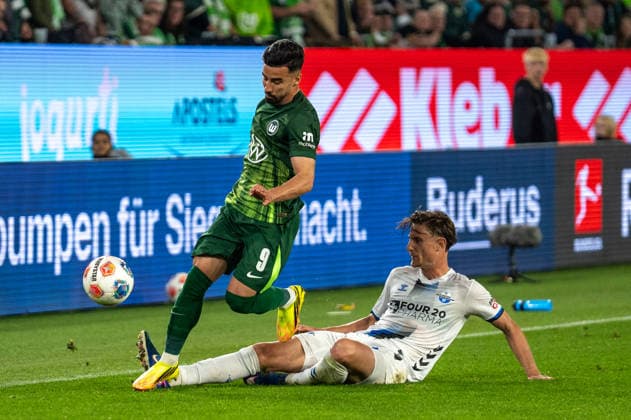 Deutschland: Fussball, Relegation 2026, Hinspiel, VfL Wolfsburg - SC Paderborn am 21.05. in Wolfsburg, Volkswagen Arena: Mohammed Amoura (VfL Wolfsburg 9) Jonah Sticker (SC Paderborn 3) Copyright: xSvenxHeidmannx