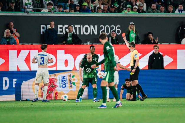 Relegation: VfL Wolfsburg vs. SC Paderborn, 21.05.2026 Jonah Benedict Sticker (SC Paderborn 07, 3) erhält die gelb-rote Karte von Benjamin Brand (Schiedsrichter); Fußball, 1. Bundesliga, Relegation, Hinspiel: VfL Wolfsburg vs. SC Paderborn am 21.05.2026 in der Volkswagen Arena, Wolfsburg DFL REGULATIONS PROHIBIT ANY USE OF PHOTOGRAPHS AS IMAGE SEQUENCES AND OR QUASI-VIDEO. Copyright: xBEAUTIFULxSPORTS Tonhäuserx
