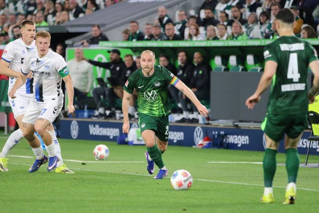 21.05.2026 Fußball Herren 2025 2026 Bundesliga Relegation Hinspiel VfL Wolfsburg - SC Paderborn Volkswagen Arena Wolfsburg Christian Eriksen (Wolfsburg, 24, grün) am Ball. Wolfsburg Niedersachen Deutschland