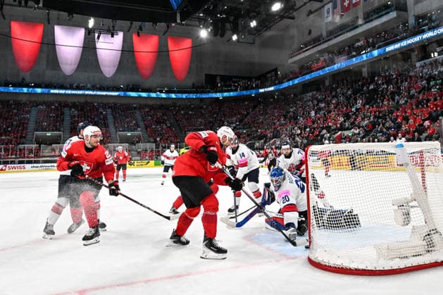 ZURICH, SWITZERLAND - MAY 21: Nino Niederreiter of Switzerland scores a goal against goalkeeper Mat Robson of Great Britain during the 2026 IIHF Ice hockey, Eishockey World Championship, WM, Weltmeisterschaft Switzerland game between Switzerland and Great Britain at Swiss Life Arena on May 21, 2026 in Zurich, Zurich. Zurich Swiss Life Arena Zurich Switzerland Copyright: xJustPictures.ch AndreaxBrancax jp-en-EuSpIm-JP7_ANB_Sui_GB_21052026_0713