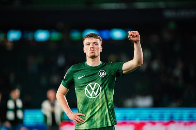 Relegation: VfL Wolfsburg vs. SC Paderborn, 21.05.2026 Dzenan Pejcinovic (VfL Wolfsburg, 17) nach Spielende genervt vor der Nordtribüne, mit Faust nach oben; Fußball, 1. Bundesliga, Relegation, Hinspiel: VfL Wolfsburg vs. SC Paderborn am 21.05.2026 in der Volkswagen Arena, Wolfsburg DFL REGULATIONS PROHIBIT ANY USE OF PHOTOGRAPHS AS IMAGE SEQUENCES AND OR QUASI-VIDEO. *** Relegation VfL Wolfsburg vs SC Paderborn, 21 05 2026 Dzenan Pejcinovic VfL Wolfsburg, 17 after the end of the game annoyed in front of the north stand, with fist up Football, 1 Bundesliga, Relegation, First leg VfL Wolfsburg vs SC Paderborn on 21 05 2026 at Volkswagen Arena, Wolfsburg DFL REGULATIONS PROHIBIT ANY USE OF PHOTOGRAPHS AS IMAGE SEQUENCES AND OR QUASI VIDEO Copyright: xBEAUTIFULxSPORTS Tonhäuserx
