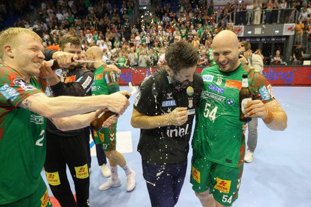 21.05.2026, xtgx, Handball, Daikin HBL, SC Magdeburg - SG Flensburg Handewitt v.l. Bennet Wiegert (Magdeburg, Trainer) Bierdusche Jubel über Titelgewinn, Meisterschaft, deutscher Meister, jubelt, celebration Magdeburg