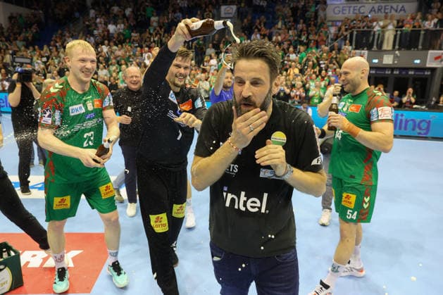 21.05.2026, xtgx, Handball, Daikin HBL, SC Magdeburg - SG Flensburg Handewitt v.l. Bennet Wiegert (Magdeburg, Trainer) Bierdusche Jubel über Titelgewinn, Meisterschaft, deutscher Meister, jubelt, celebration Magdeburg