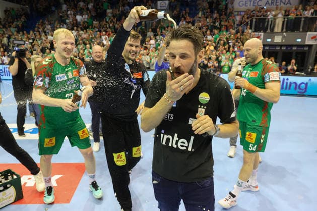 21.05.2026, xtgx, Handball, Daikin HBL, SC Magdeburg - SG Flensburg Handewitt v.l. Bennet Wiegert (Magdeburg, Trainer) Bierdusche Jubel über Titelgewinn, Meisterschaft, deutscher Meister, jubelt, celebration Magdeburg