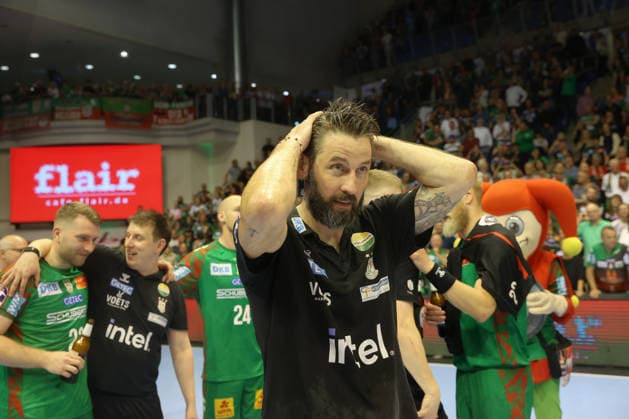 21.05.2026, xtgx, Handball, Daikin HBL, SC Magdeburg - SG Flensburg Handewitt v.l. Bennet Wiegert (Magdeburg, Trainer) Bierdusche Jubel über Titelgewinn, Meisterschaft, deutscher Meister, jubelt, celebration Magdeburg