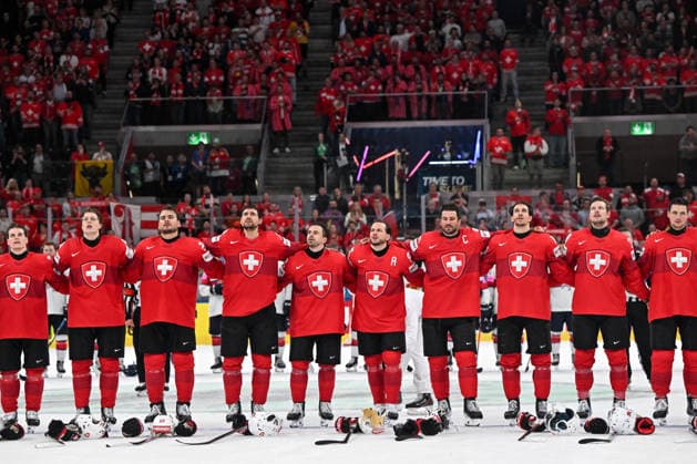 ZURICH, SWITZERLAND - MAY 21: Switzerland listen to the national anthem after the victory during the 2026 IIHF Ice hockey, Eishockey World Championship, WM, Weltmeisterschaft Switzerland game between Switzerland and Great Britain at Swiss Life Arena on May 21, 2026 in Zurich, Zurich. Zurich Swiss Life Arena Zurich Switzerland Copyright: xJustPictures.ch AndreaxBrancax jp-en-EuSpIm-JP7_ANB_Sui_GB_21052026_2034