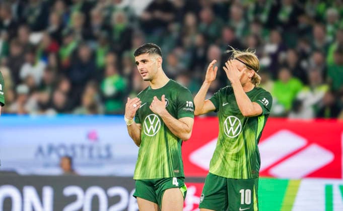 Deutschland: Relegation Bundesliga 2025 2026, Spiele Do, 21.05.2026 - VfL Wolfsburg vs SC Paderborn 07 - Volkswagen Arena (Wolfsburg): Mimik, Gesichtsausdruck, Emotion Lovro Majer (VfL Wolfsburg, 10) Konstantinos Koulierakis (VfL Wolfsburg, 4) Wolfsburg *** Germany Relegation Bundesliga 2025 2026, Matches Thu, 21 05 2026 VfL Wolfsburg vs SC Paderborn 07 Volkswagen Arena Wolfsburg Facial expression, facial expression, emotion Lovro Majer VfL Wolfsburg, 10 Konstantinos Koulierakis VfL Wolfsburg, 4 Wolfsburg Copyright: xAymanxAlahmedx