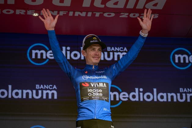 109th Giro d Italia 2026 - Stage 12 Jonas Vingegaard of Team Visma, wearing the Maglia Azzurra, receives an award on the podium after stage 12 of the 2026 Giro d Italia in Novi Ligure, Italy, on May 21, 2026. Novi Ligure Italy  Copyright: xAndreaxxAmatox originalFilename:amato-notitle260521_npAqT.jpg