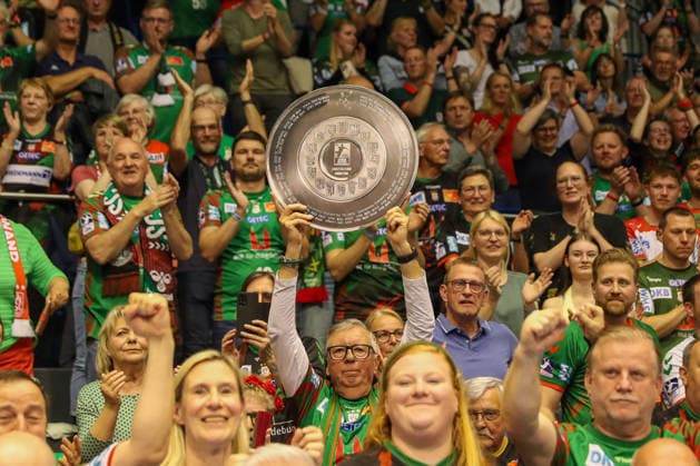 21.05.2026, xgox, Handball - Daikin HBL SC Magdeburg - SG Flensburg-Handewitt emspor, v.l. sSymbolfoto, Symbolbild, Symbol, Fans feiern die Jubel zur deutschen Meisterschaft, Meisterschale Magdeburg