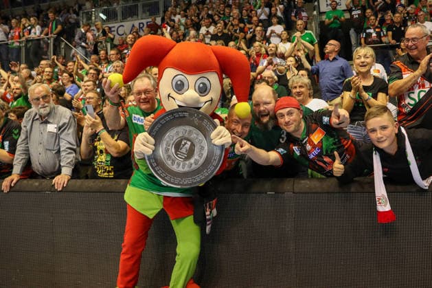 21.05.2026, xgox, Handball - Daikin HBL SC Magdeburg - SG Flensburg-Handewitt emspor, v.l. sSymbolfoto, Symbolbild, Symbol, Fans feiern die Jubel zur deutschen Meisterschaft, Meisterschale Magdeburg