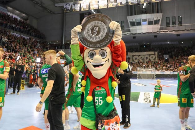 21.05.2026, xgox, Handball - Daikin HBL SC Magdeburg - SG Flensburg-Handewitt emspor, v.l. Till Eulenspiegel (SC Magdeburg, Maskottchen), Jubel zur deutschen Meisterschaft, Meisterschale, Ehrung, Siegerehrung, Pokal Magdeburg