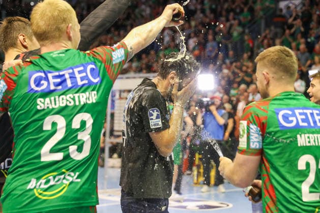 21.05.2026, xgox, Handball - Daikin HBL SC Magdeburg - SG Flensburg-Handewitt emspor, v.l. Bennet Wiegert (Magdeburg, Trainer) bekommt eine Bierdusche Magdeburg