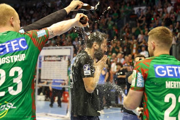 21.05.2026, xgox, Handball - Daikin HBL SC Magdeburg - SG Flensburg-Handewitt emspor, v.l. Bennet Wiegert (Magdeburg, Trainer) bekommt eine Bierdusche Magdeburg
