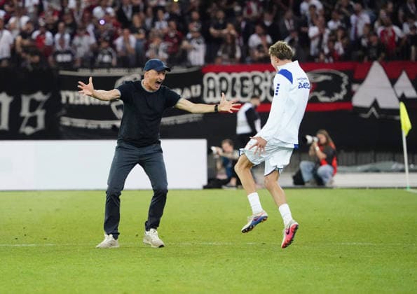 21.05.2026 Zuerich Schweiz Stadion Letzigrund ,Fussball Herren Saison 2025 -2026 Parrage Rueckspiel Grasshopper Club Zuerich - FC Aarau. Bild , Trainer Peter Zeidler GC jubelt nach dem Schlusspfiff Aktion