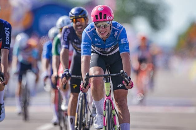 109th Giro d Italia 2026 - Stage 12 The chasing group crosses the finish line during stage 12, Imperia-Novi Ligure, of the 2026 Giro d Italia in Novi Ligure, Italy, on May 21, 2026. Novi Ligure Italy  Copyright: xAndreaxxAmatox originalFilename:amato-notitle260521_npPPr.jpg