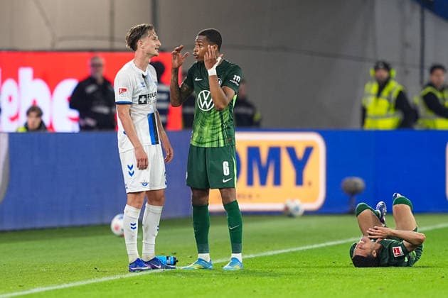 21.05.2026, xydrx, Herren, Fußball, Relegation Hinspiel, 1.Bundesliga, VfL Wolfsburg - SC Paderborn 07, Saison 2025 2026, Volkswagen Arena: Jonah Sticker (SC Paderborn, 3) und Jeanuel Belocian (VfL Wolfsburg, 6) gestikulierend DFB regulations prohibit any use of photographs as image sequences and or quasi-video. Copyright: HMBxMedia YannisxDreimann
