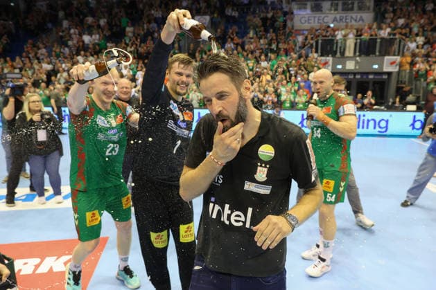 21.05.2026, xtgx, Handball, Daikin HBL, SC Magdeburg - SG Flensburg Handewitt v.l. Bennet Wiegert (Magdeburg, Trainer) Bierdusche Jubel über Titelgewinn, Meisterschaft, deutscher Meister, jubelt, celebration Magdeburg