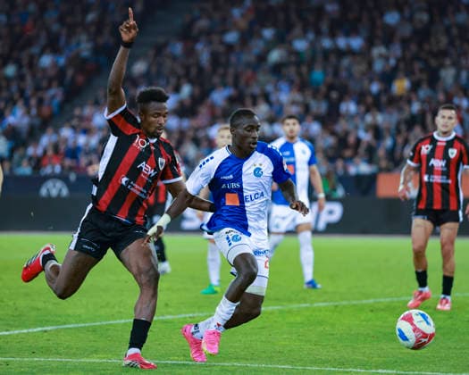 David Acquah (5, FC Aarau) reklamiert einen Eckball nach einem Zweikampf mit El Bachir Ngom (20, GC Zürich)