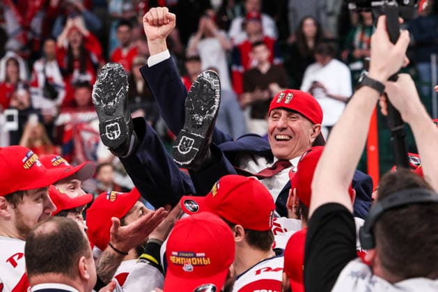 RUSSIA, KAZAN - MAY 21, 2026: Lokomotov Yaroslavl s players throw head coach Bob Hartley up in the air as they celebrate winning Leg 6 of the 2025 26 Kontinental Hockey League Gagarin Cup final playoff tie between Ak Bars Kazan and Lokomotiv Yaroslavl at Tatneft Arena. Sergei Savostyanov TASS  92853614
