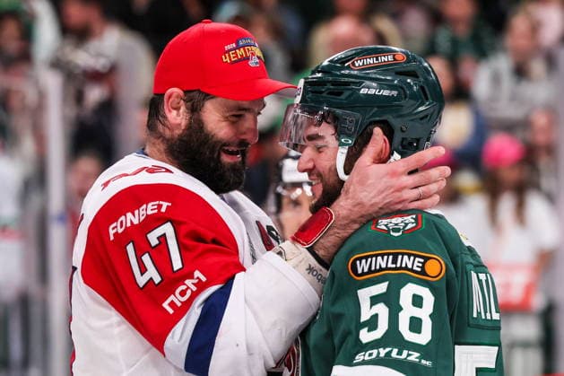 RUSSIA, KAZAN - MAY 21, 2026: Lokomotov Yaroslavl s Alexander Radulov (L) and Ak Bars Kazan s Mitchell Miller after Leg 6 of the 2025 26 Kontinental Hockey League Gagarin Cup final playoff tie between Ak Bars Kazan and Lokomotiv Yaroslavl at Tatneft Arena. Sergei Savostyanov TASS  92853711